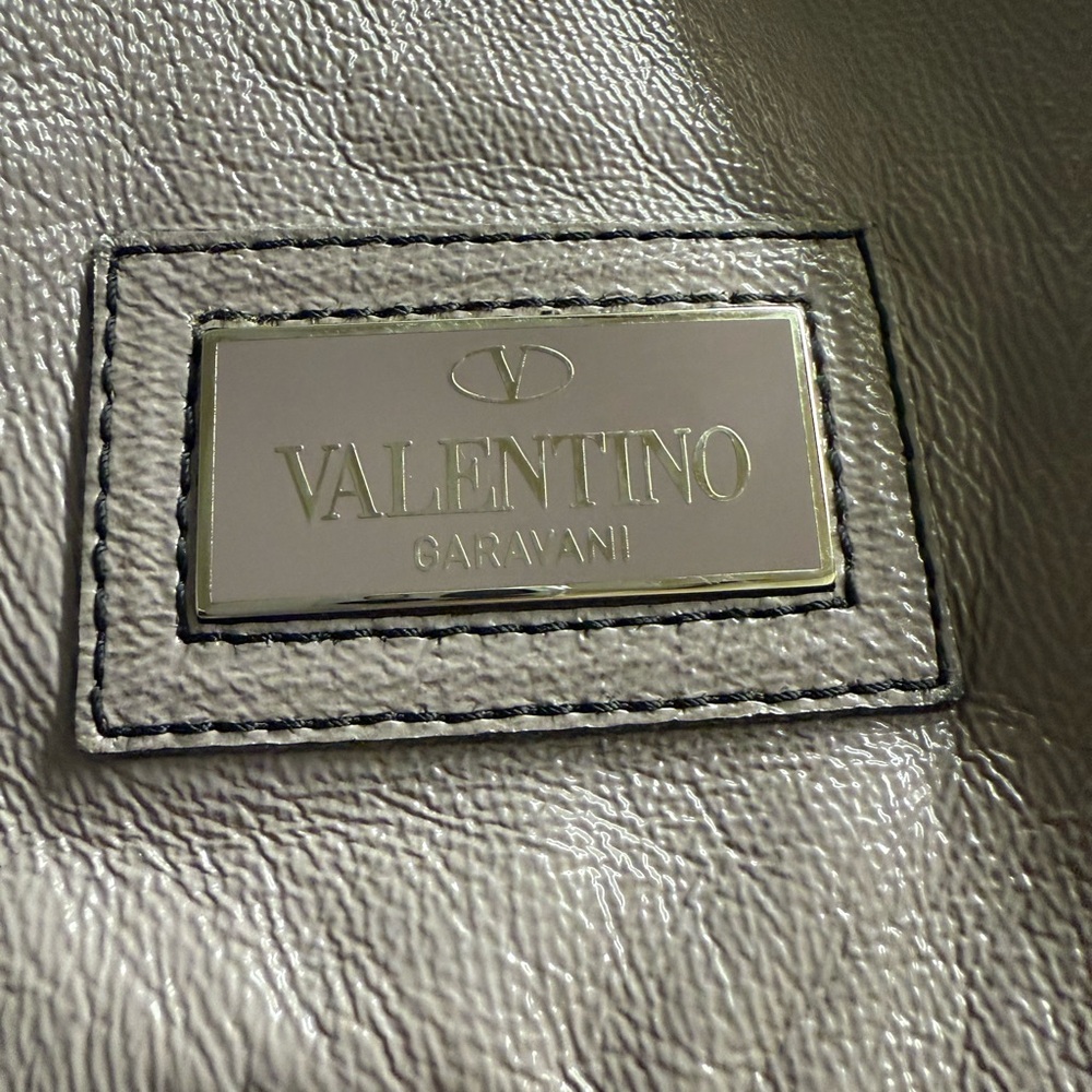 valentino
Patent Lacca Large Nuage Bow Hobo - Picture 11 of 15